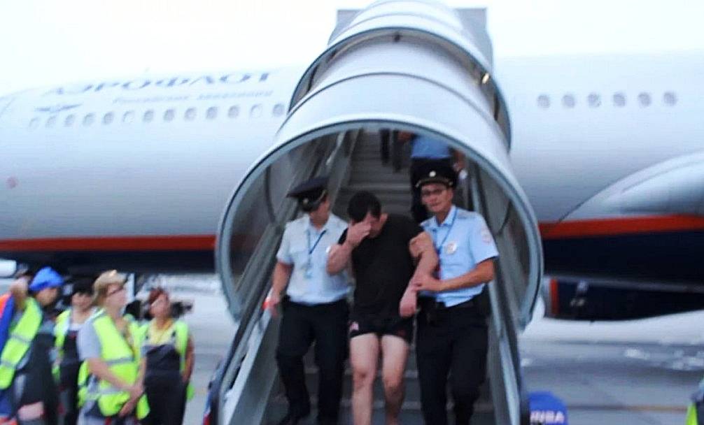 Штрафы ГИБДД помешали женщине-пилоту совершить первый заграничный рейс