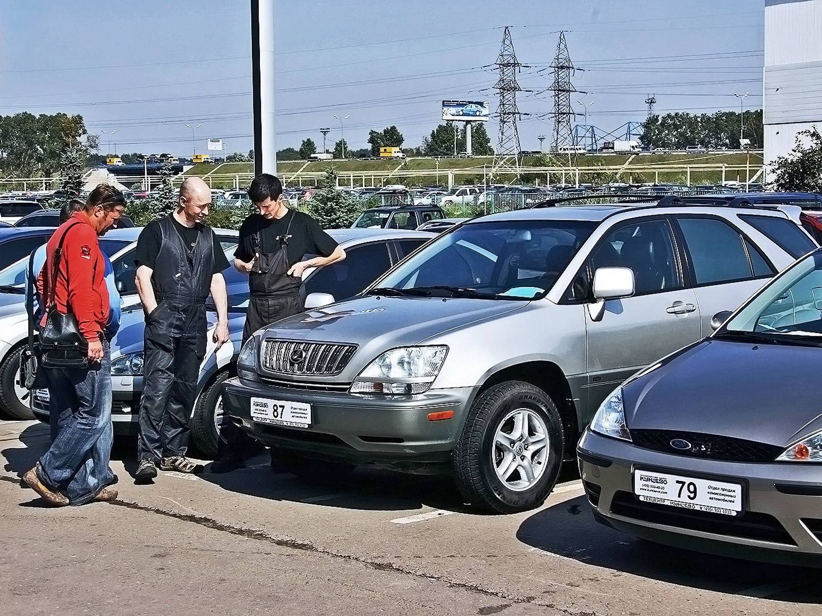 Клиенты дилеров ушли на вторичку: россияне все чаще берут подержанные авто