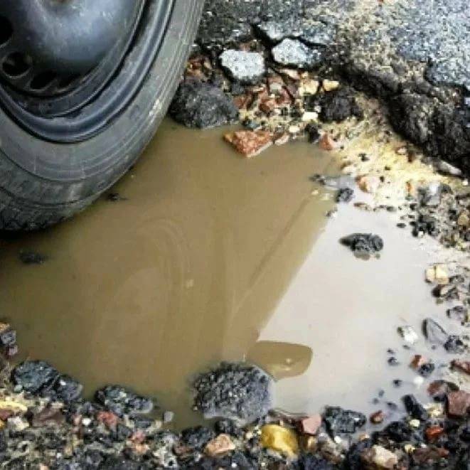 Что делать, если пробил колесо в яме на дороге, по закону?