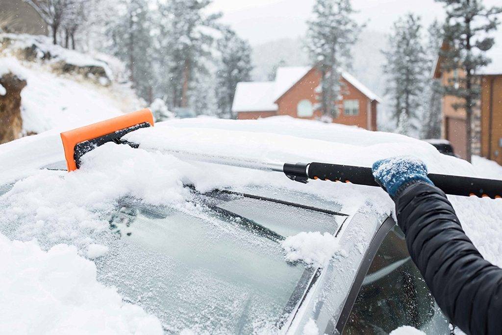 Как правильно очищать автомобиль от снега зимой