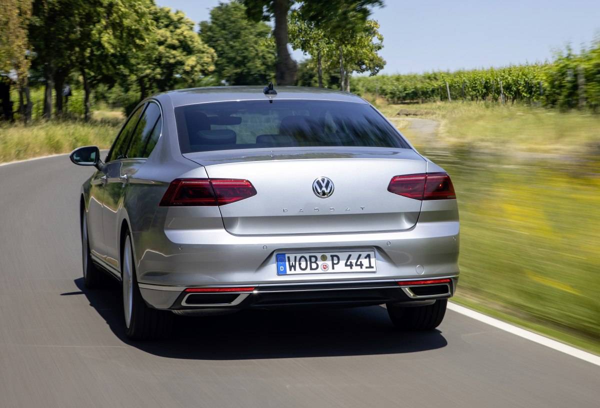 Volkswagen назвал цены и комплектации обновленного Passat