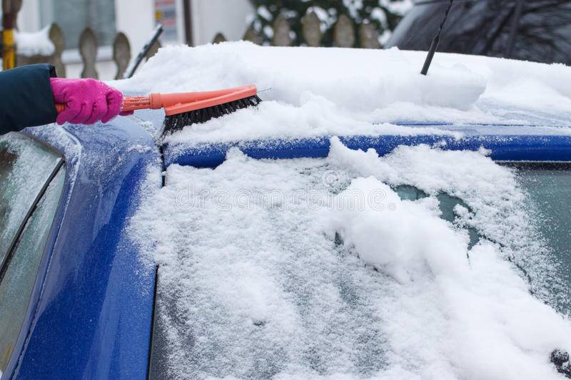 Как правильно очищать автомобиль от снега и льда?