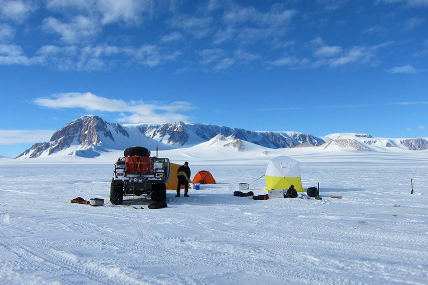 Уехать на год в антарктиду, чтобы работать сисадмином на полярной станции среди неземных пейзажей. «бумага»