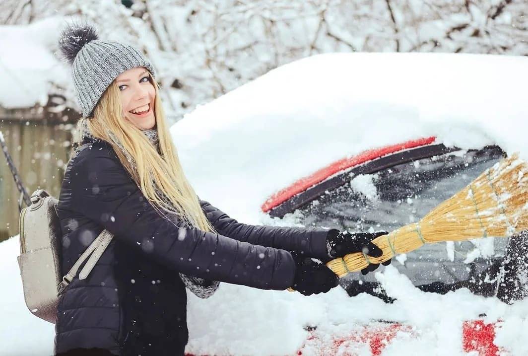 Это самый безопасный (и самый быстрый!) способ убрать снег c вашего автомобиля - автоблоги - медиаплатформа миртесен