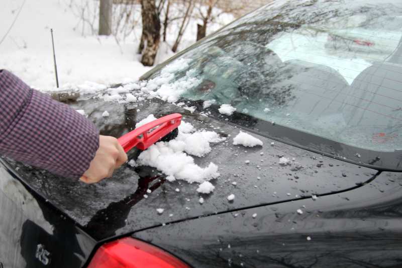 Как очистить автомобиль от снега и льда зимой
