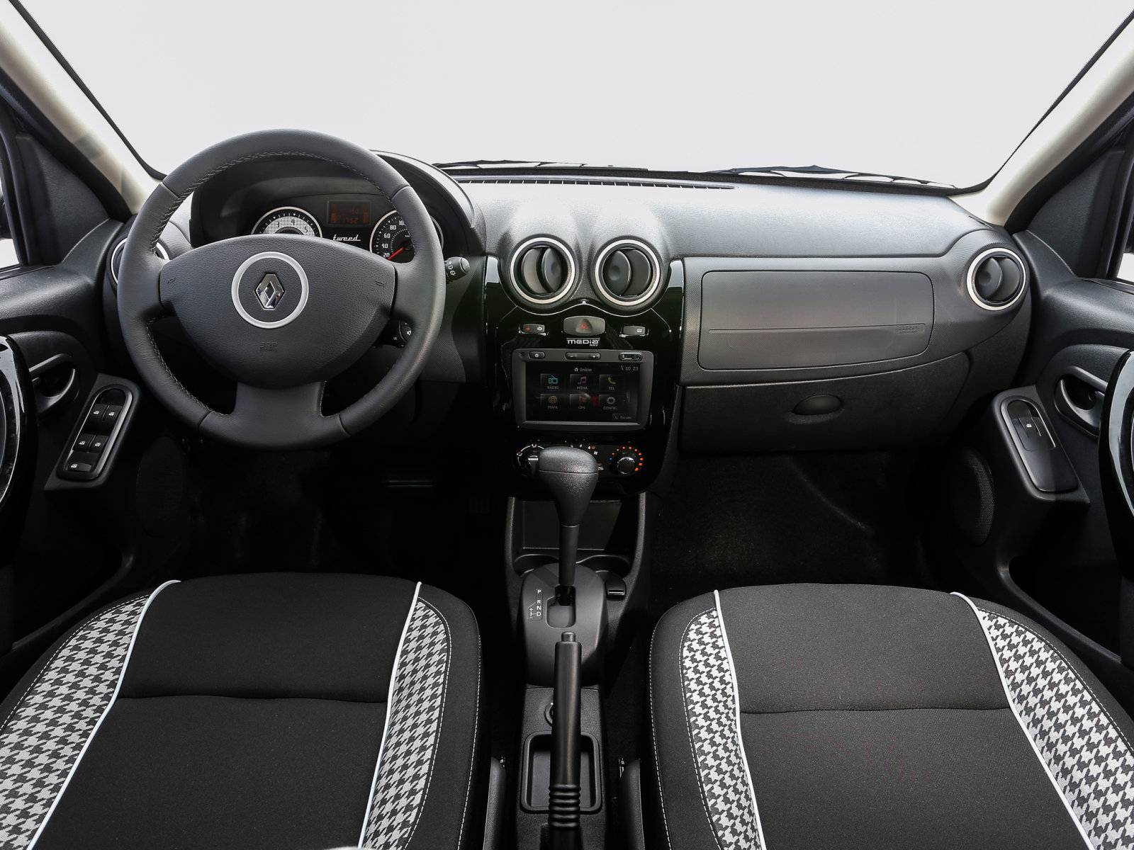 Выбираем компактный хэтчбек: Renault Sandero или Chevrolet Lacetti