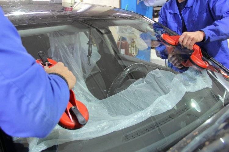 Замена лобового стекла автомобиля: верный выбор и правильная установка