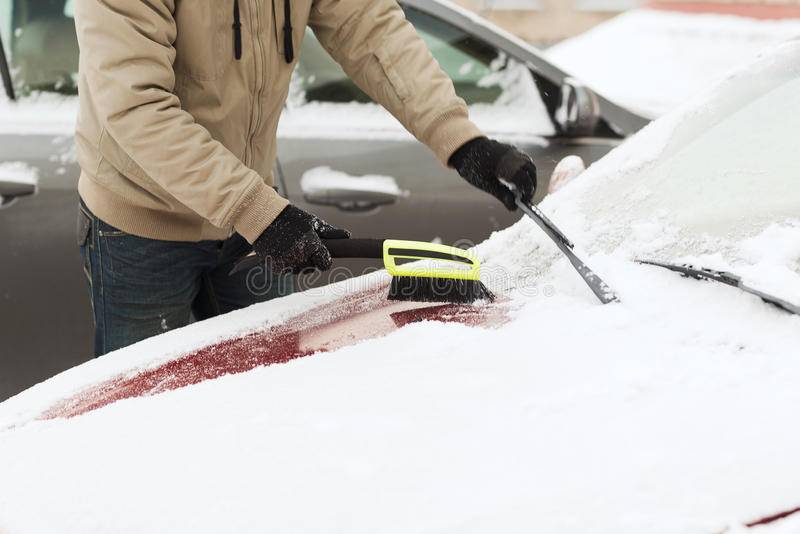 Как чистить машину от снега