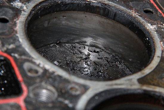 Почему чернеет масло в двигателе и опасно ли это?
