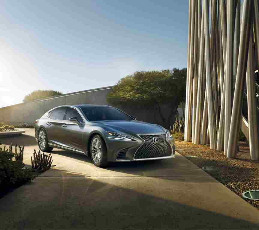 Lexus es 2020: комфортный и практичный седан