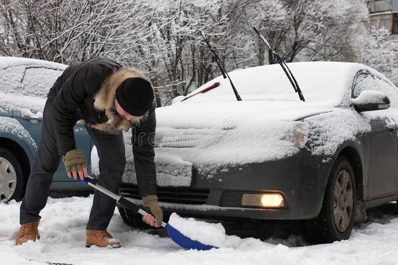 Как чистить машину от снега