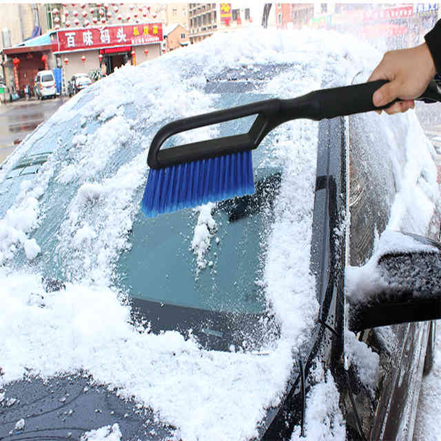 Как правильно чистить машину от снега