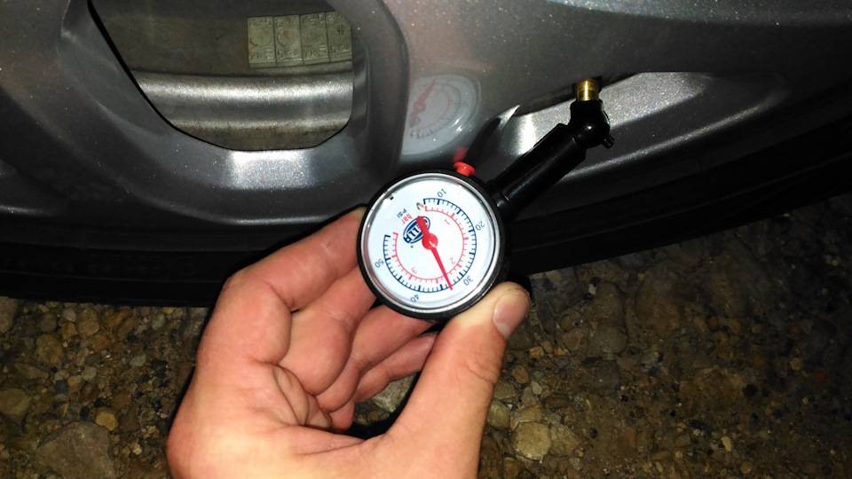 Чем измеряют давление в шинах