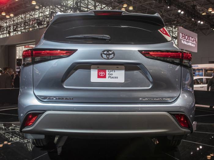 Озвучены цены на кроссовер Toyota Highlander 2020