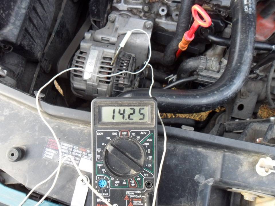 Сколько вольт выдает генератор на аккумулятор | авто брянск