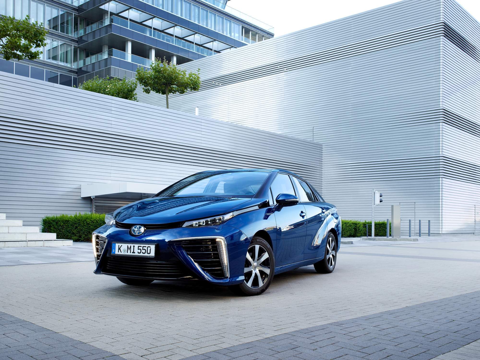Toyota выпустила новый водородомобиль