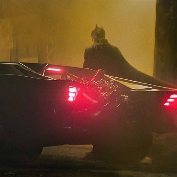 Реалистичная автомобильная реплика бэтмобиля из фильма “бэтмен: начало”