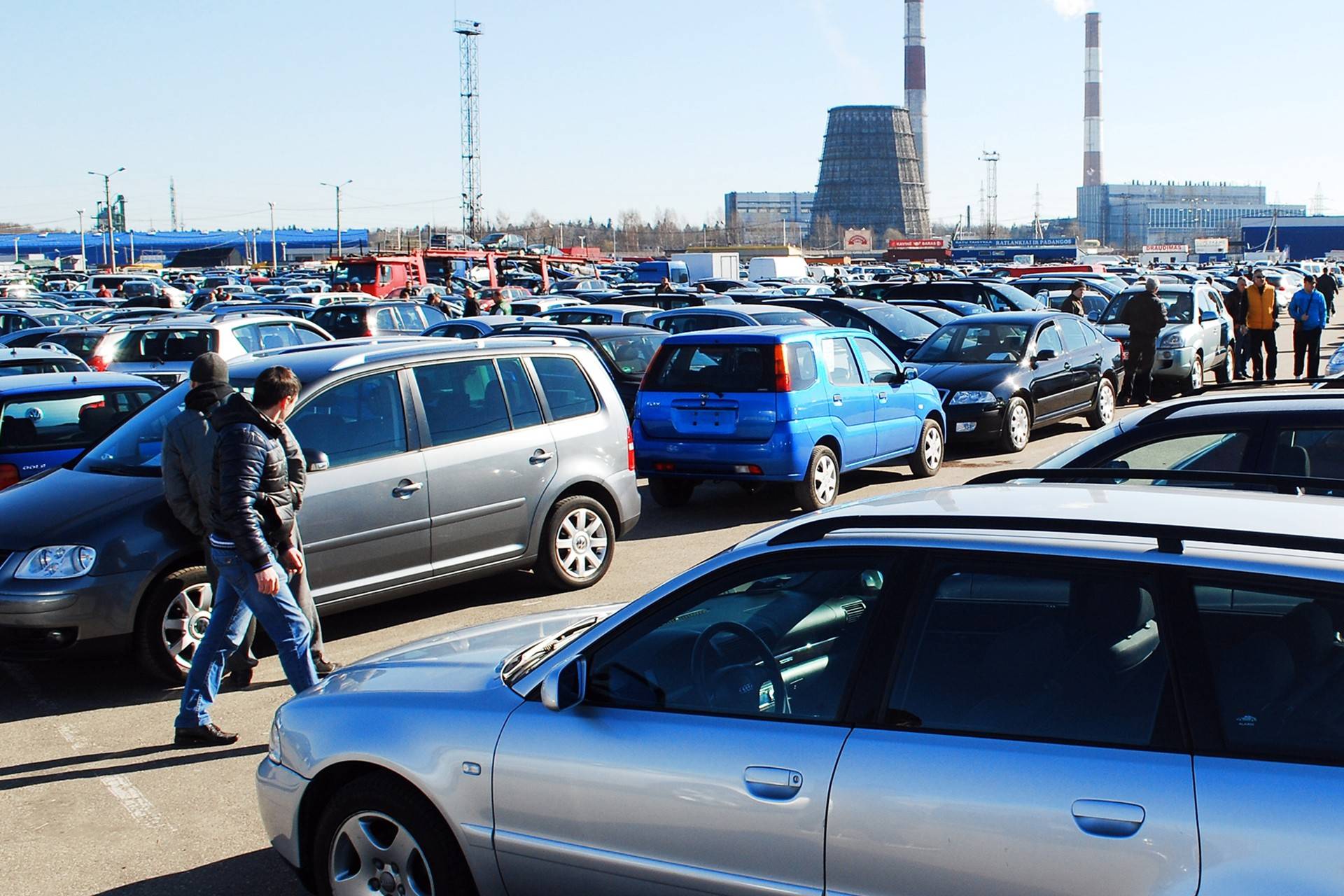 Продать машину через. Вторичный авторынок. Авторынок России. Рынок автомобилей в России. Авторынок Москва.