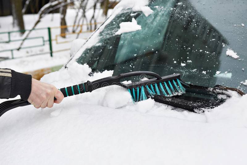 Как правильно чистить машину от снега? банальные ошибки и советы