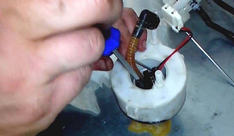 Видео инструкция как заменить топливный фильтр на kia sorento первого поколения дизель. самостоятельная замена топливного фильтра киа соренто 1