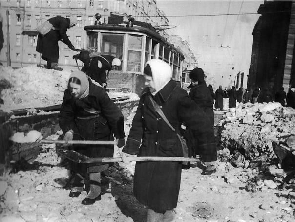 «люди теряли разум от голода»: блокадники вспоминают, как ленинград дожил до освобождения