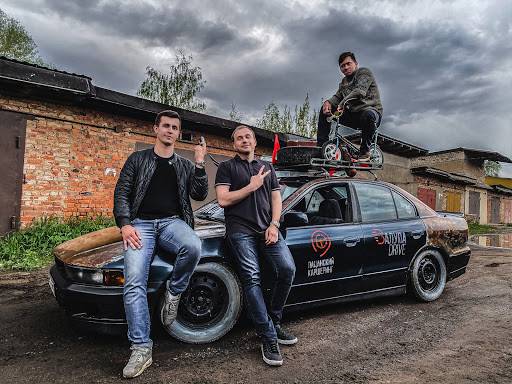 Какими автомобилями владеют популярные российские блогеры youtube и instagram