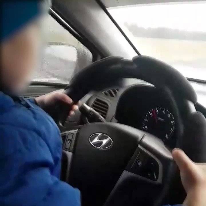Авто Агины Алтынбаевой, посадившей ребенка за руль