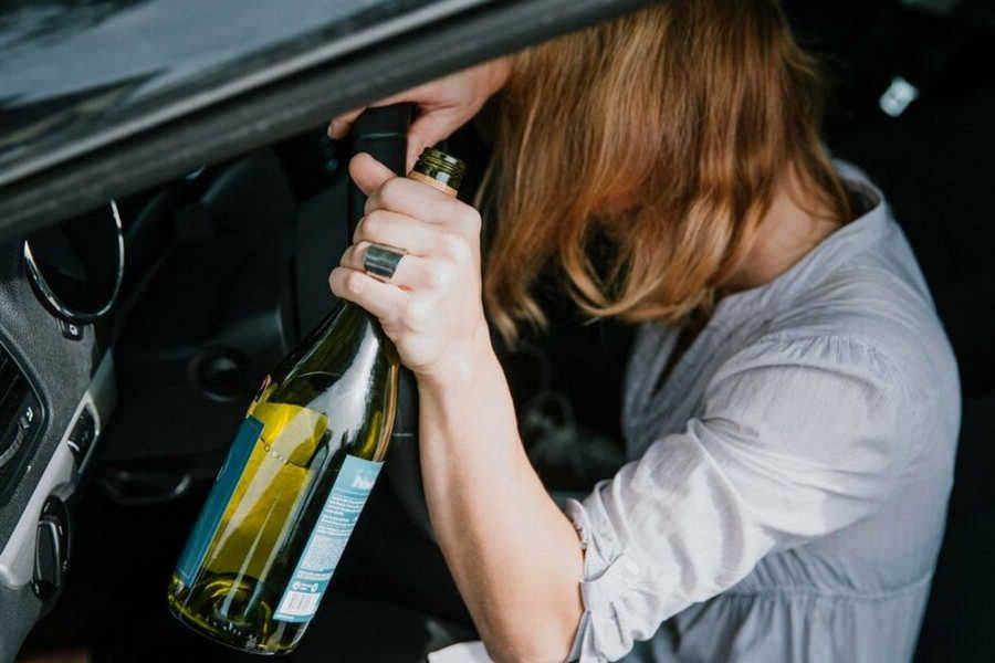 Сидел за рулем пьяный но не ехал: как избежать лишения прав за распитие алкоголя в машине