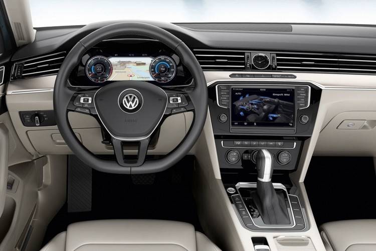Volkswagen назвал цены и комплектации обновленного Passat