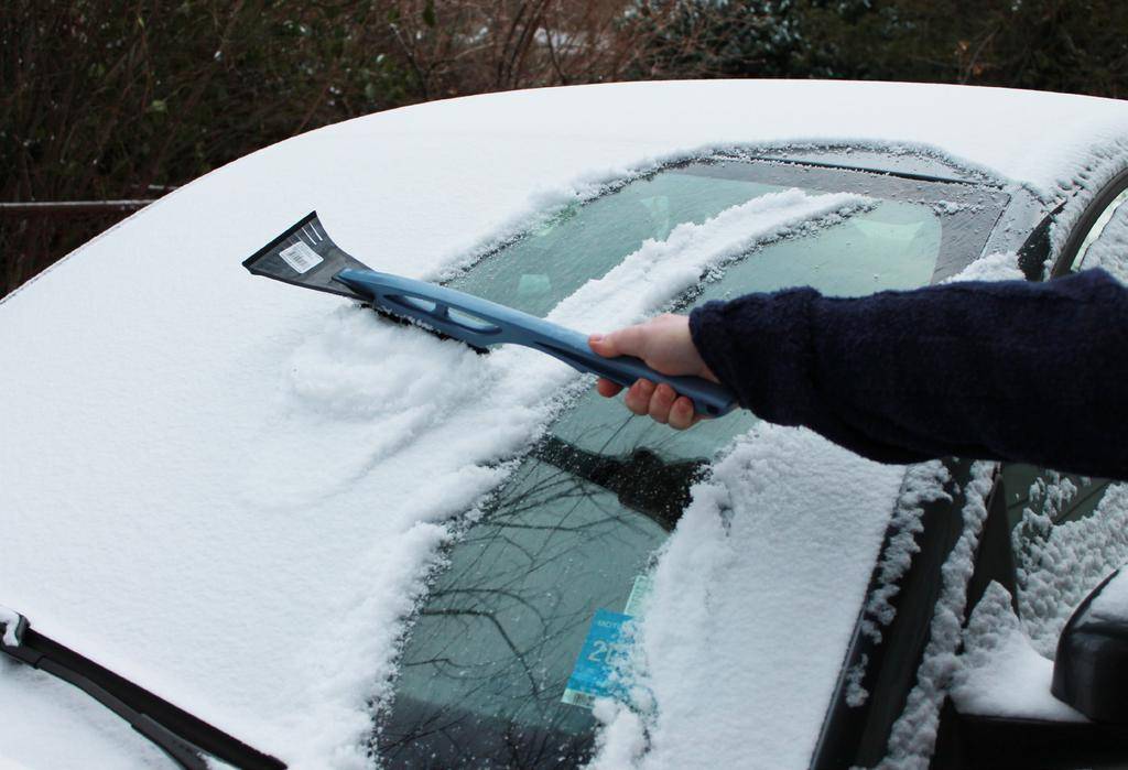 Правильно чистим зимой автомобиль