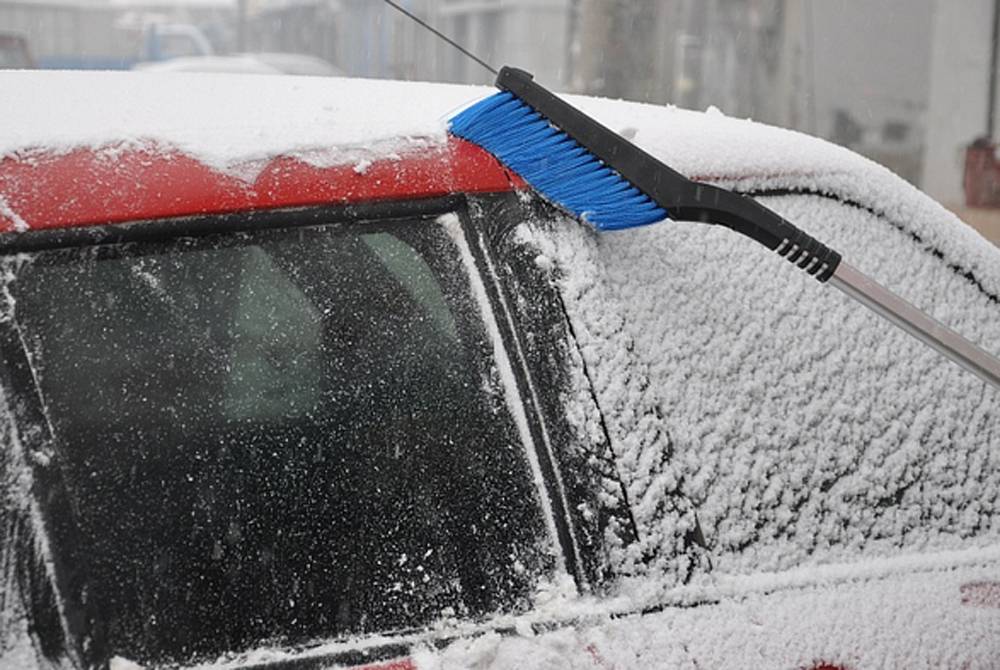 Как правильно чистить машину от снега
