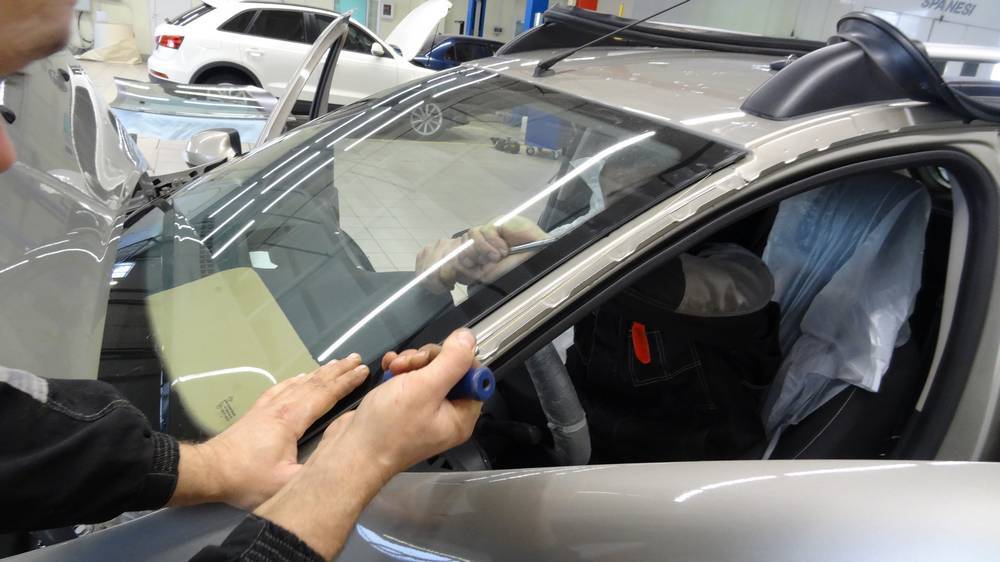 Как заменить лобовое стекло автомобиля своими руками: инструкция, советы