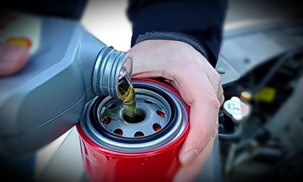 Как заменить масло в двигателе машины?