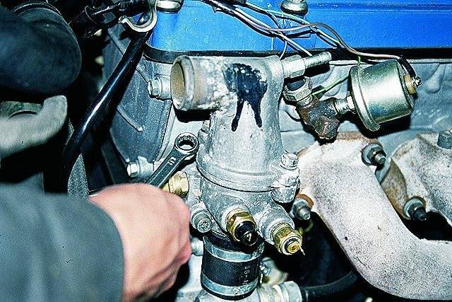 Почему двигатель троит на холодную, а как только прогреется – все нормально?