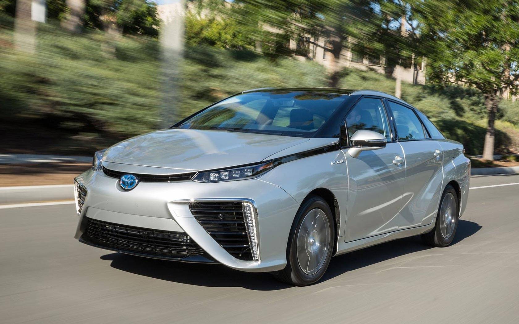 Toyota выпустила новый водородомобиль