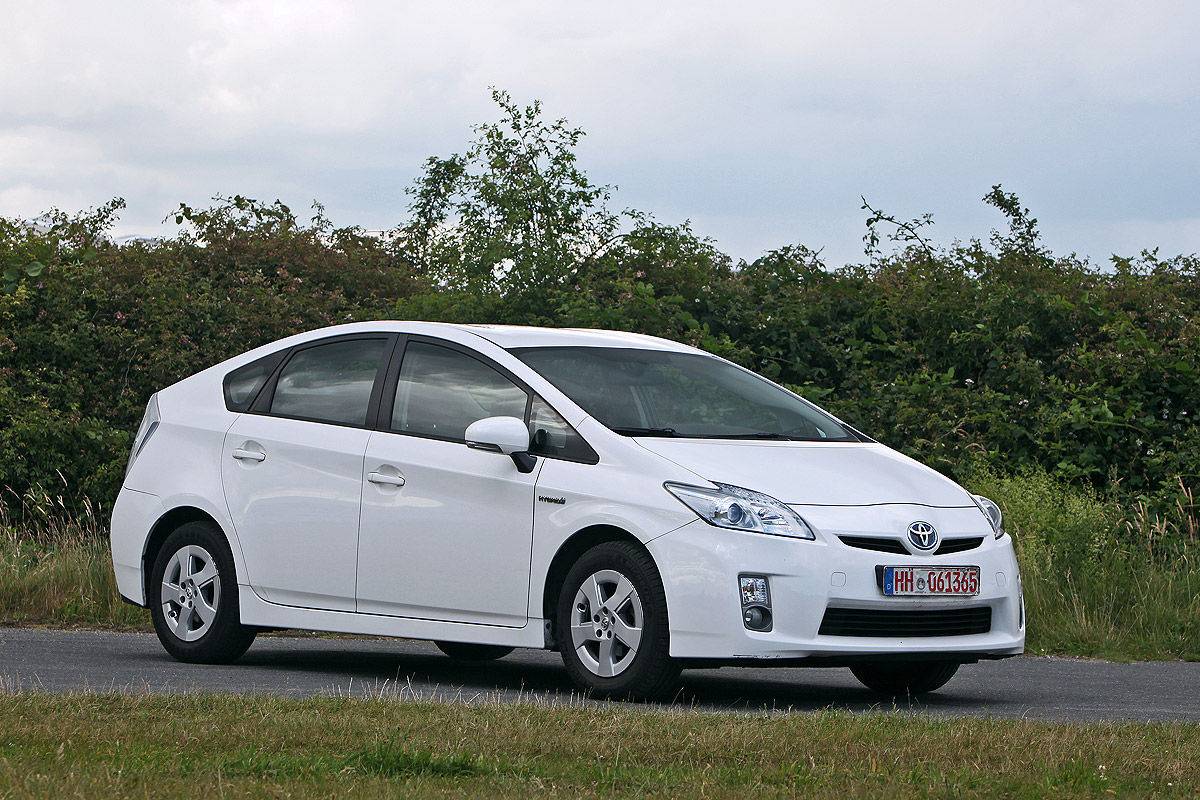 Тойота поколения. Toyota Prius 3. Toyota Prius 2005. Toyota Prius 2010 хэтчбек. Тойота Приус поколения.