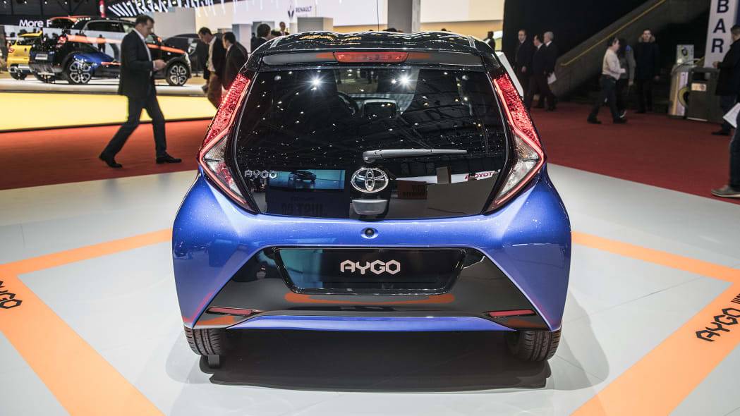 Toyota corolla cross 2021 года: выйдет ли в россии новый компактный кроссовер?