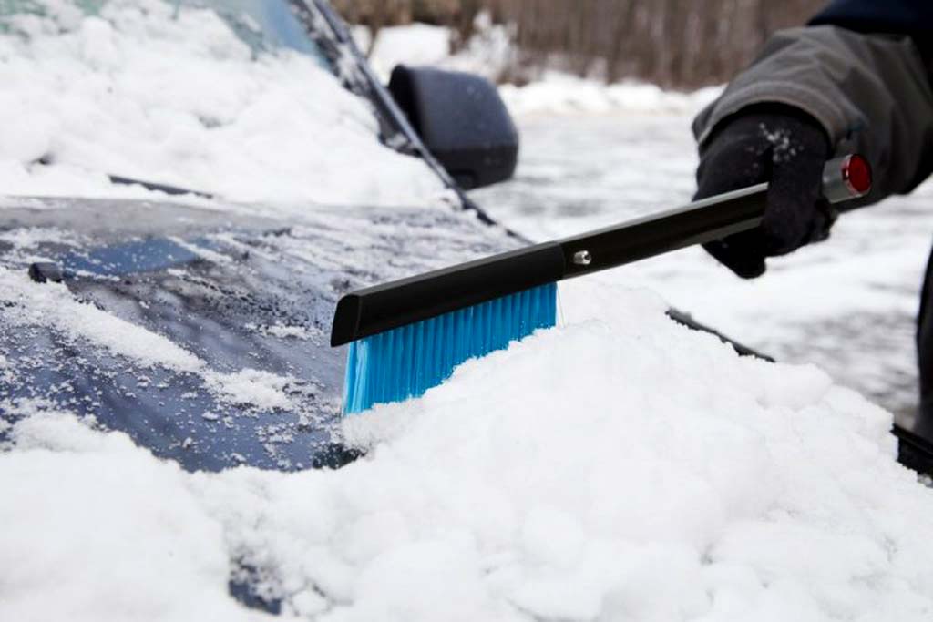 Способы чистки машины от снега, чтобы не поцарапать краску