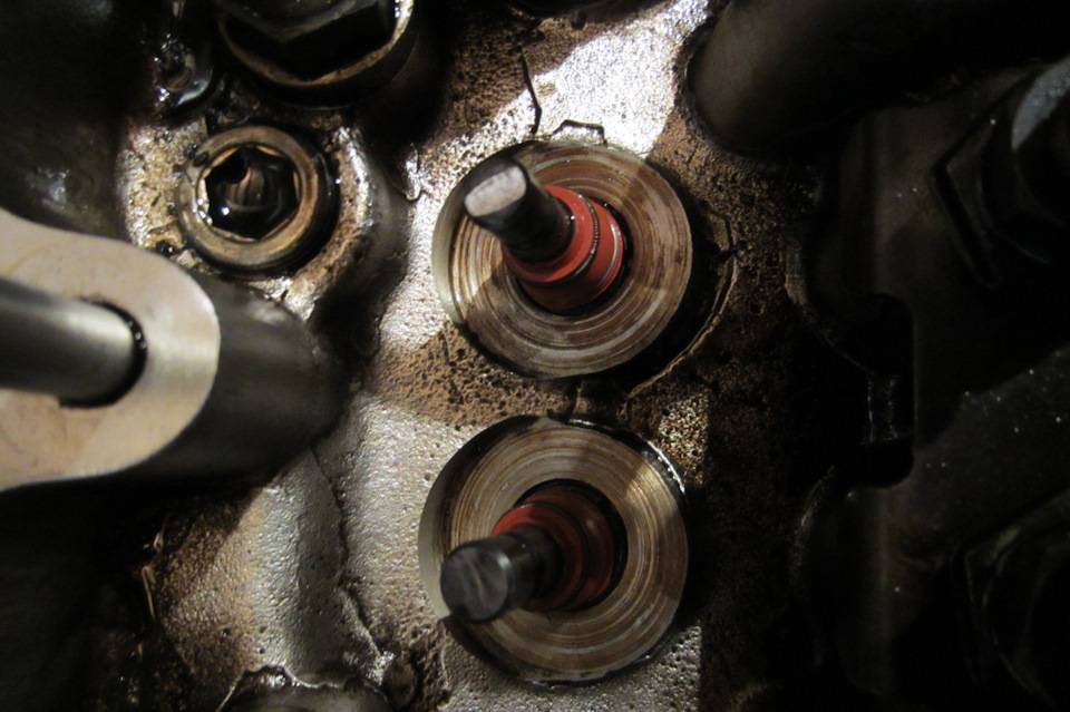 Почему двигатель перерасходует масло, но не дымит