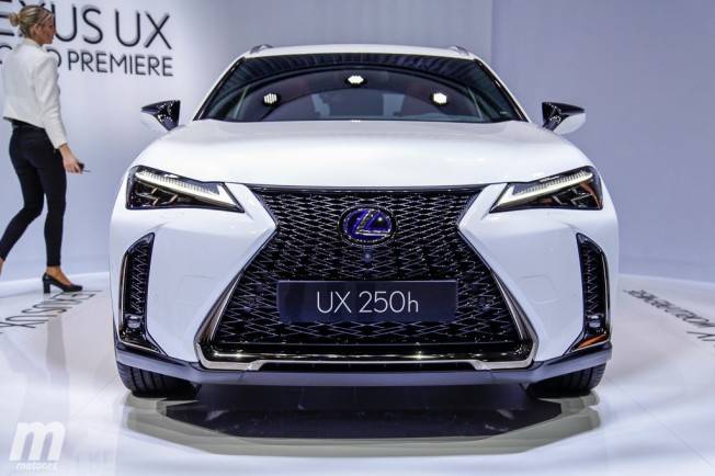 Премьера первого серийного электромобиля lexus ux 300e