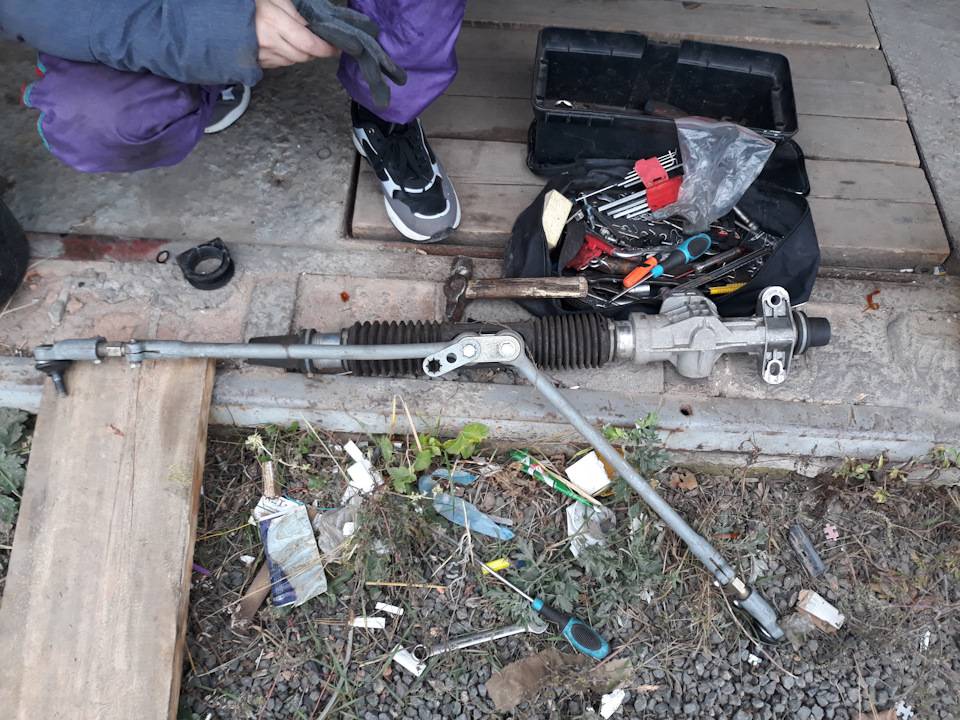 Стук в рейке при покачивании руля: на месте, вправо или влево, слышен глухой стук, как определить и устранить