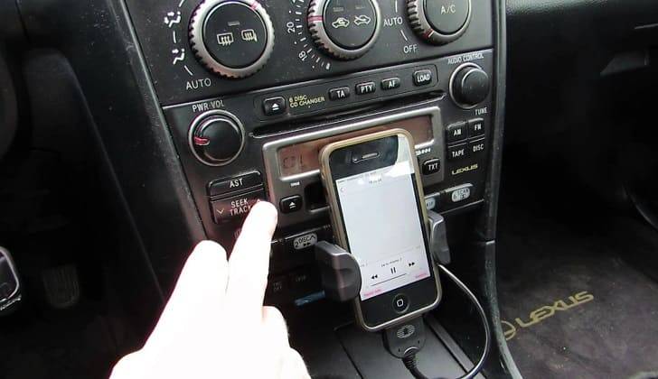 Как подключить телефон к машине и слушать музыку