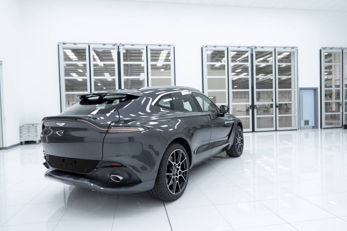 Aston Martin официально представила свой первый кроссовер DBX