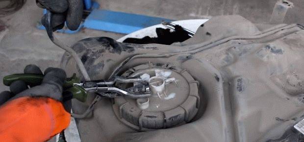 Замена фильтра тонкой и грубой очистки бензонасоса в автомобиле ford focus 2