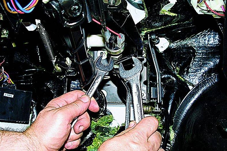 Почему педаль тормоза бьет в ногу при торможении — как исправить