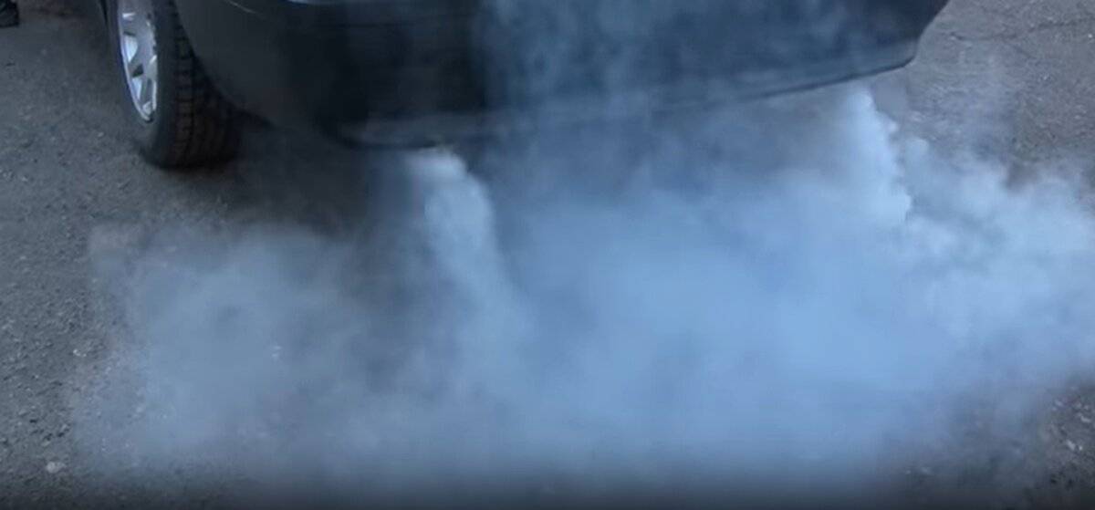 Белый дым из выхлопной трубы: стоит ли волноваться?